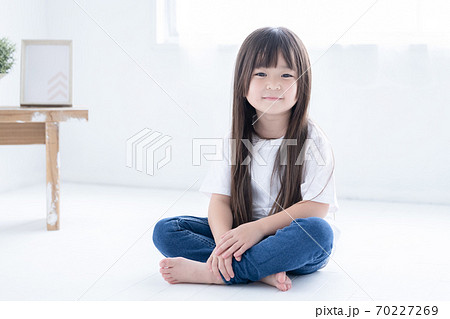 床に座る女の子のポートレートの写真素材