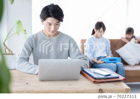 ファミリーイメージ 在宅勤務 ファミリーイメージ 在宅勤務 70227313