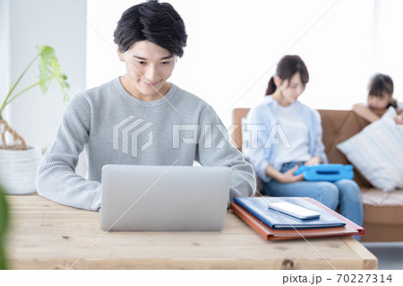 ファミリーイメージ 在宅勤務 ファミリーイメージ 在宅勤務 70227314