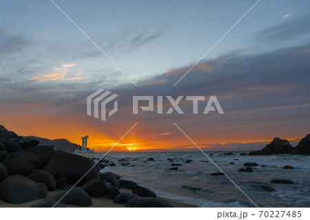 日暮れ時の「桜井二見ヶ浦の夫婦岩」　福岡県糸島市 70227485