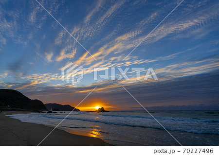 日暮れ時の「桜井二見ヶ浦の夫婦岩」　福岡県糸島市 70227496