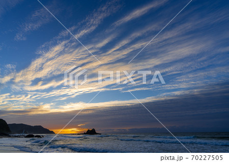 日暮れ時の「桜井二見ヶ浦の夫婦岩」　福岡県糸島市 70227505