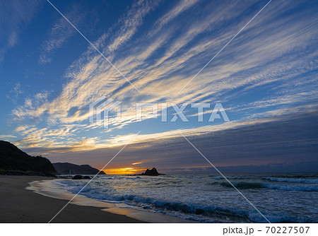日暮れ時の「桜井二見ヶ浦の夫婦岩」　福岡県糸島市 70227507