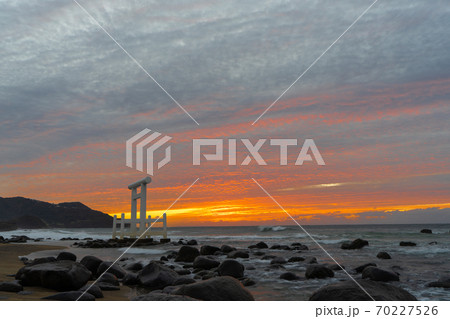 日暮れ時の「桜井二見ヶ浦の夫婦岩」　福岡県糸島市 70227526