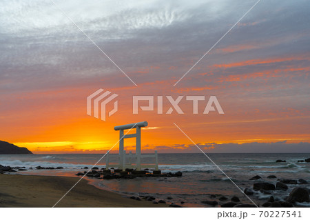 日暮れ時の「桜井二見ヶ浦の夫婦岩」　福岡県糸島市 70227541