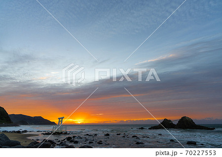 日暮れ時の「桜井二見ヶ浦の夫婦岩」　福岡県糸島市 70227553