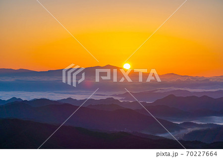 初日の出イメージ 山間部の雲海と日の出 【長野県】 初日の出イメージ 山間部の雲海と日の出 【長野県】 70227664