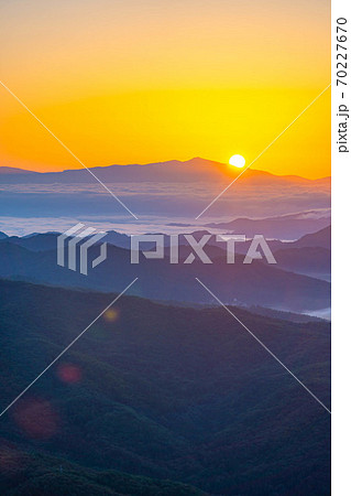 初日の出イメージ 山間部の雲海と日の出 【長野県】 初日の出イメージ 山間部の雲海と日の出 【長野県】 70227670