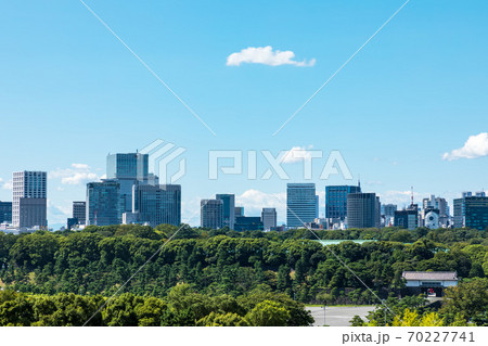(東京都‐都市風景)お濠越しに見るビル群6 70227741