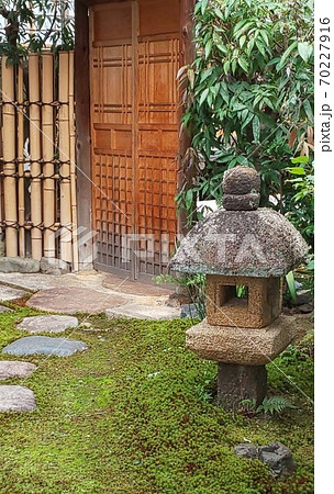 古都京都　寺の塔頭の庭 70227916