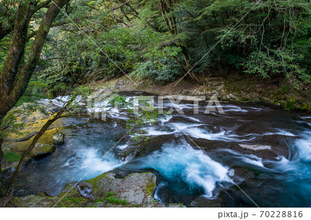 秋の清流菊池渓谷に映り込む秋色と流れ落ちる滝の風景 70228816