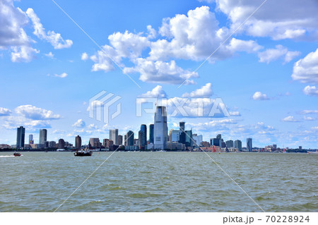 海から眺めるニューヨークマンハッタン風景 70228924