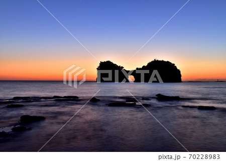円月島の夕日 70228983