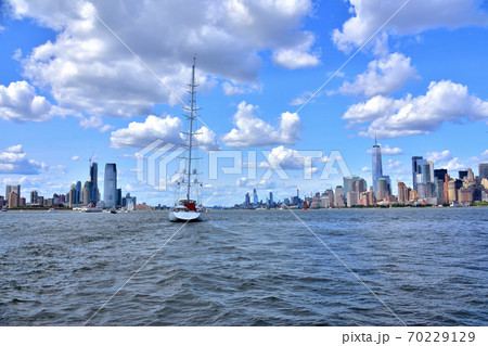 海から眺めるニューヨークマンハッタン風景 70229129