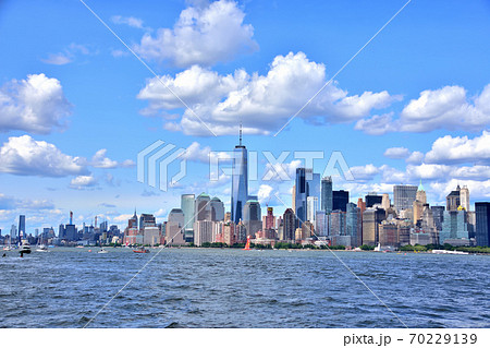海から眺めるニューヨークマンハッタン風景 70229139