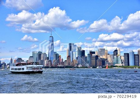 海から眺めるニューヨークマンハッタン風景 70229419