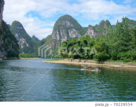 晴空の日の桂林での漓江下り 70229554