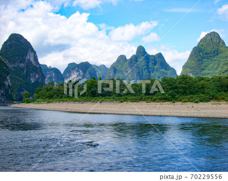 晴空の日の桂林での漓江下り 晴空の日の桂林での漓江下り 70229556