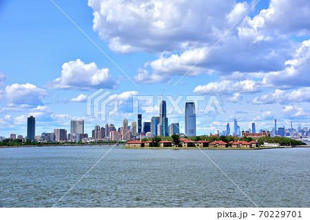 海から眺めるニューヨークマンハッタン風景の写真素材