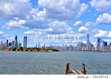 海から眺めるニューヨークマンハッタン風景 海から眺めるニューヨークマンハッタン風景 70229743