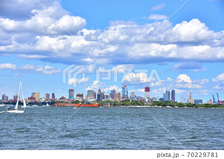 海から眺めるニューヨークマンハッタン風景 70229781