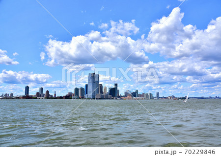 海から眺めるニューヨークマンハッタン風景 70229846