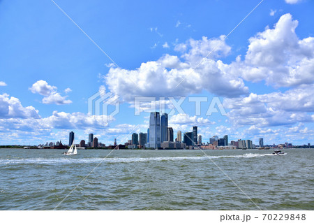 海から眺めるニューヨークマンハッタン風景の写真素材