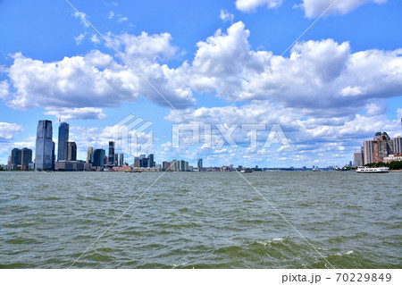 海から眺めるニューヨークマンハッタン風景 70229849