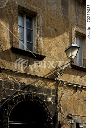 窓と街灯と影 中世の街並みを残す要塞都市オルビエート イタリアの写真素材