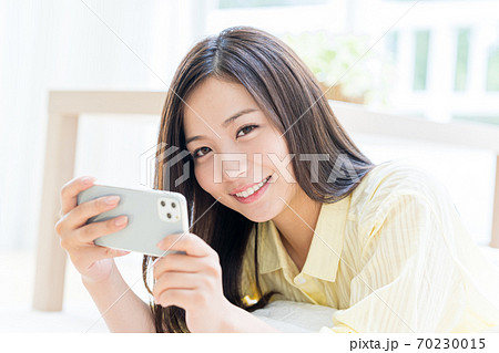 若い女性、スマホ、ポートレート、部屋 若い女性、スマホ、ポートレート、部屋 70230015