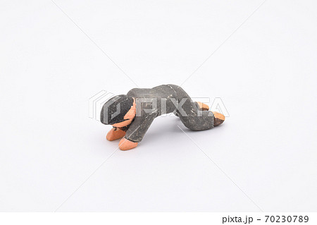白背景に粘土で作られたミニチュアの男性 四つん這いになってうなだれている の写真素材