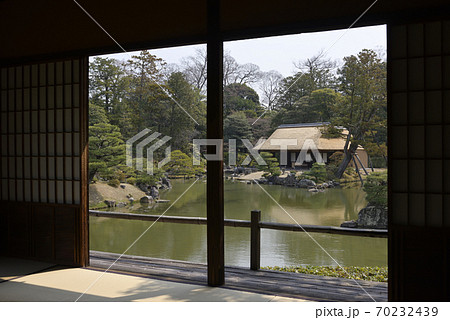 桂離宮　月波楼　中の間から望む松琴亭 70232439