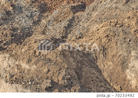 工事現場の山砂 70233492