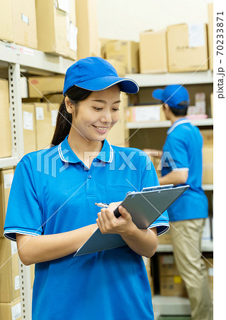 倉庫で働く若い女性 倉庫で働く若い女性 70233871
