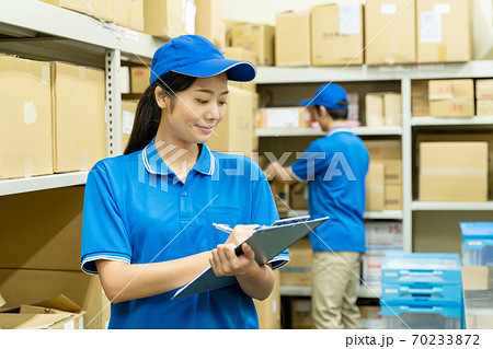 倉庫で働く若い女性  70233872