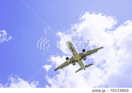 真上を飛行する飛行機  エンブラエル E190 70234800