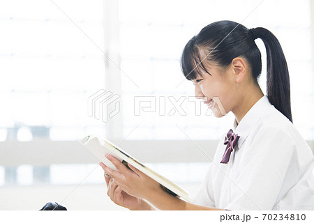 教科書を読む女子学生 教科書を読む女子学生 70234810