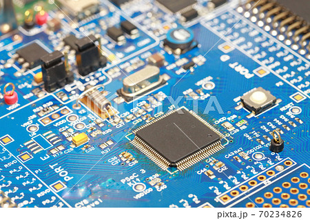 半導体LSIと水晶振動子_基板イメージ_青色レジスト基板 70234826