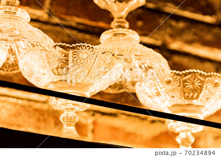 装飾のあるガラスの食器 70234894