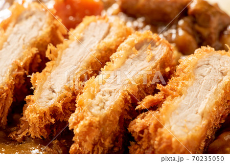 カレーライスにのせられたとんかつ(ヒレカツ)。 カレーライスにのせられたとんかつ(ヒレカツ)。 70235050