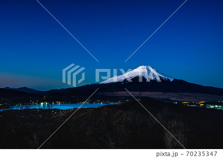 石割山山頂から望む明け方の富士山(冬) 石割山山頂から望む明け方の富士山(冬) 70235347