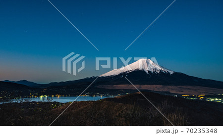 石割山山頂から望む明け方の富士山（冬） 70235348