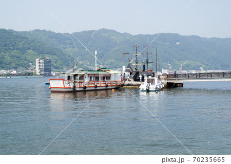 仙酔島の波止場に接岸する連絡船の景色 70235665