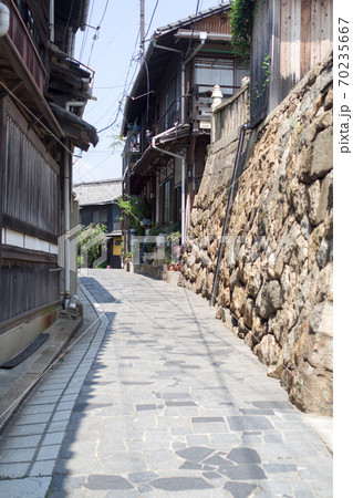 鞆の浦の街中の路地の景色 70235667