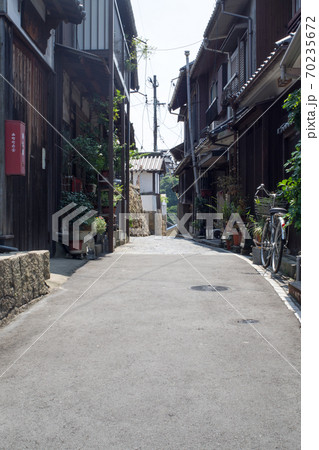 鞆の浦の街中の路地の景色 70235672