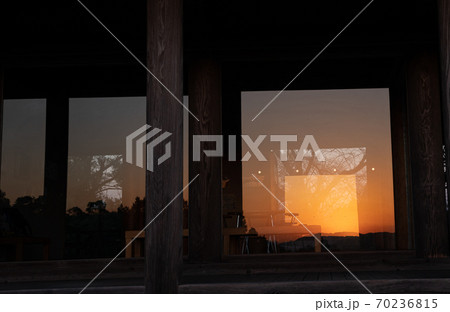 古代の丘に夕焼けとライトアップに照らされる鞠智城 70236815