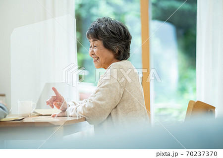 シニア女性 相談 保険 終活 リフォーム シニア女性 相談 保険 終活 リフォーム 70237370