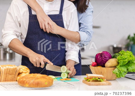asian man and woman in kitchen, asian man and woman in kitchen, 70237396