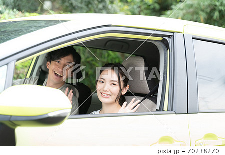 車で外出する男女 車で外出する男女 70238270