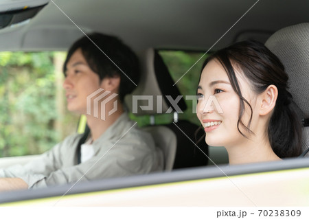 車で外出する男女 70238309